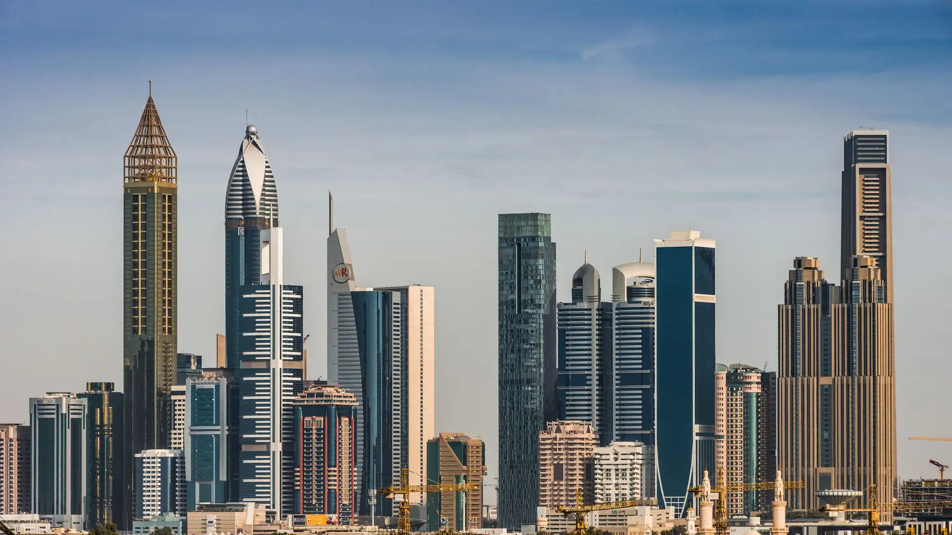Dubaj felhőkarcolókkal teli belvárosi látképe kék ég alatt
