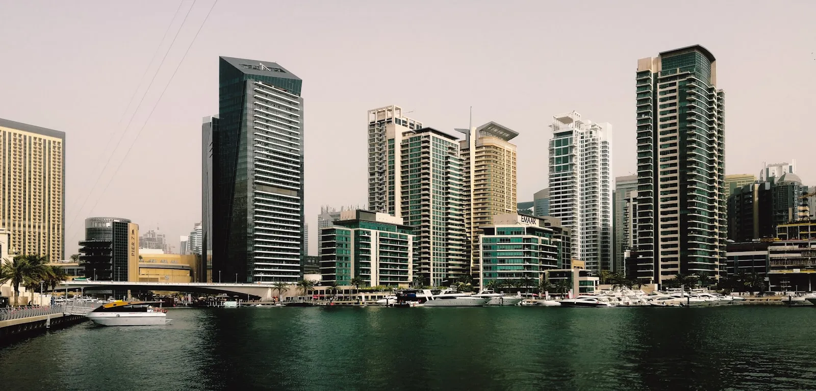 Dubai Marina felhőkarcolói a víz partján